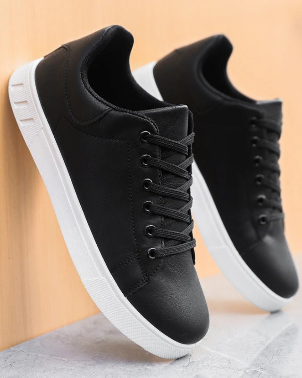 Corrado Klassikalised Nahksneakerid
