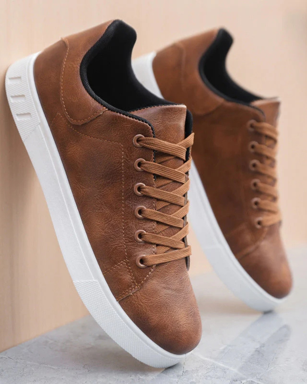 Corrado Klassikalised Nahksneakerid
