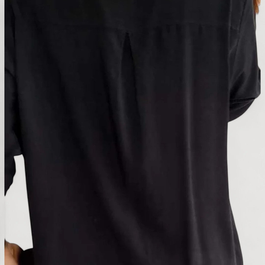 RENNA – BLUUS KIRKADE KANDIDEGA" could be rewritten as "RENNA – Bright Blue Blouse with Candles.