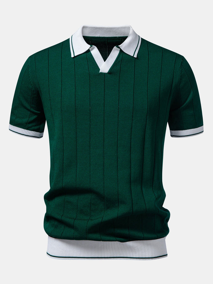 Kontrastse äärisega ribaga Johnny kaelusega kootud polo ja kitsad püksid