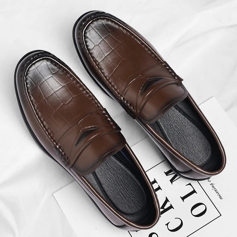 Elegantne Briti nahast Loafers